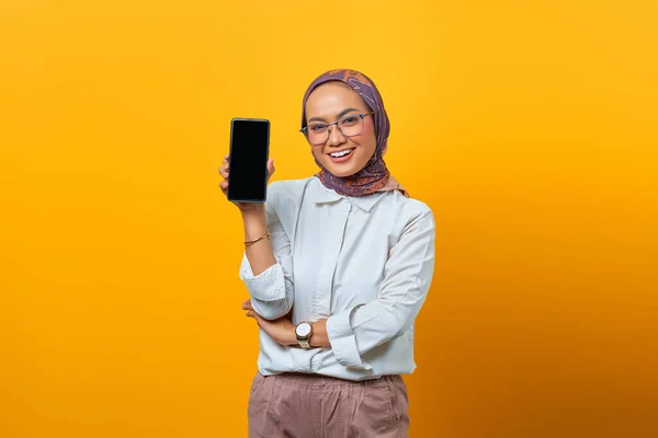 Neşeli Asyalı Kadın Sarı Arkaplanda Akıllı Telefon Boş Ekranı Gösteriyor — Stok fotoğraf