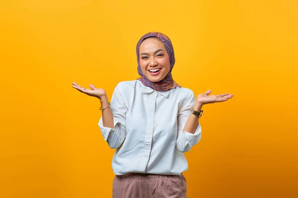 Retrato Mujer Asiática Alegre Con Expresión Confiada Sobre Fondo Amarillo —  Fotos de Stock