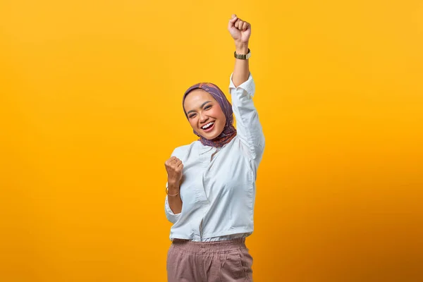 Retrato Mulher Asiática Animado Celebrando Sorte Sobre Fundo Amarelo — Fotografia de Stock