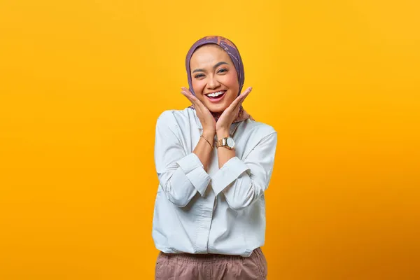 Retrato Mulher Asiática Alegre Mão Toque Rosto Sobre Fundo Amarelo — Fotografia de Stock