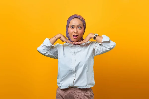 Portrait Shocked Asian Woman Open Mouth Yellow Background — Stock Photo, Image