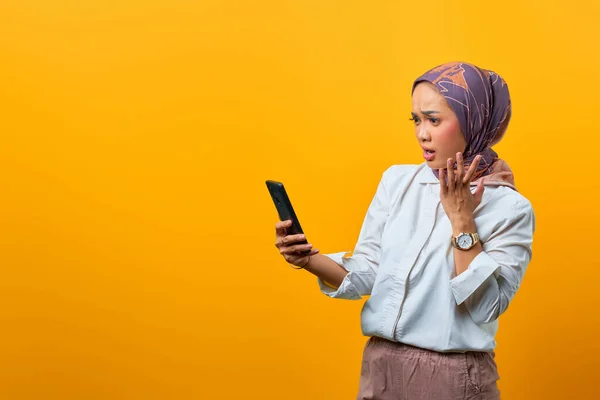 Geschokt Aziatische Vrouw Zoek Naar Smartphone Met Open Mond Opgeheven — Stockfoto