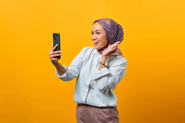 Vrolijke Aziatische Vrouw Zoek Naar Smartphone Met Opgeheven Hand Gele — Stockfoto
