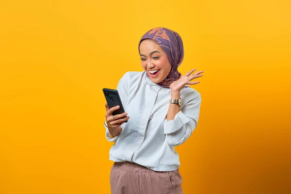 Nadšený Asijské Žena Při Pohledu Smartphone Získávání Dobrých Zpráv Přes — Stock fotografie