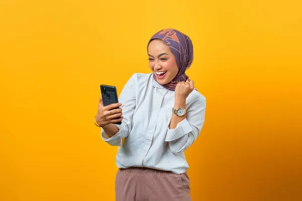 Femme Asiatique Excitée Regardant Smartphone Obtenir Bonnes Nouvelles Sur Fond — Photo
