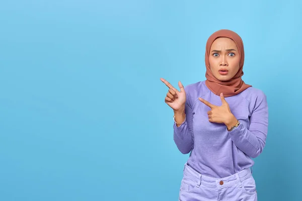 Portrait Shock Young Asian Woman Pointing Finger Copy Space Blue — Stok Foto