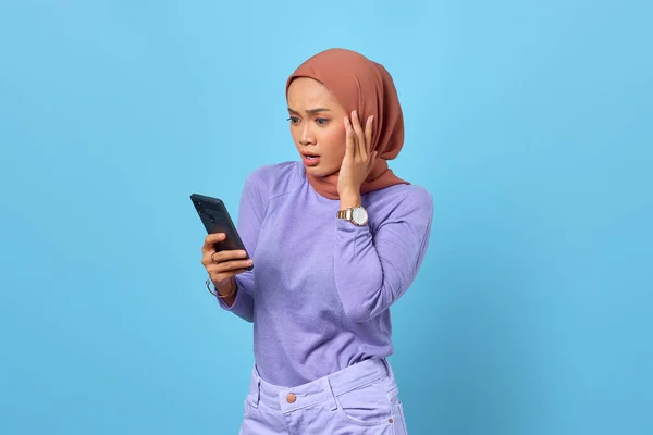 Retrato Chocado Jovem Mulher Asiática Usando Telefone Celular Fundo Azul — Fotografia de Stock
