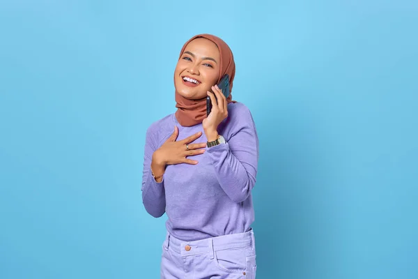 Sorrindo Jovem Mulher Asiática Falando Telefone Celular Colocar Mãos Peito — Fotografia de Stock