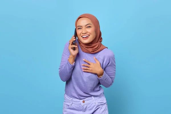 Gülümseyen Asyalı Kadın Cep Telefonuyla Konuşuyor Ellerini Göğsüne Koyuyor — Stok fotoğraf