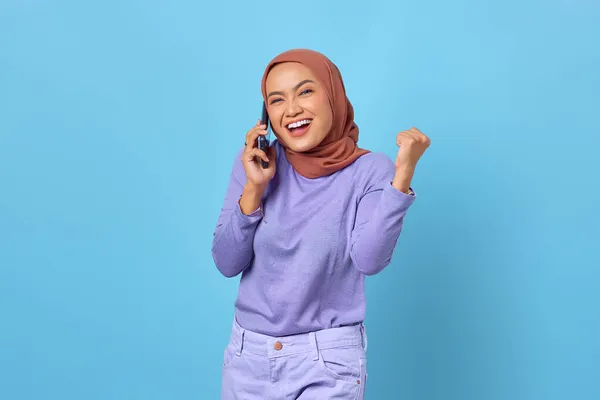 Joven Mujer Asiática Alegre Hablando Teléfono Móvil Mientras Celebra Victoria —  Fotos de Stock