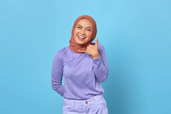 Sonriente Mujer Asiática Mostrando Llámame Gesto Mano Sobre Fondo Azul —  Fotos de Stock