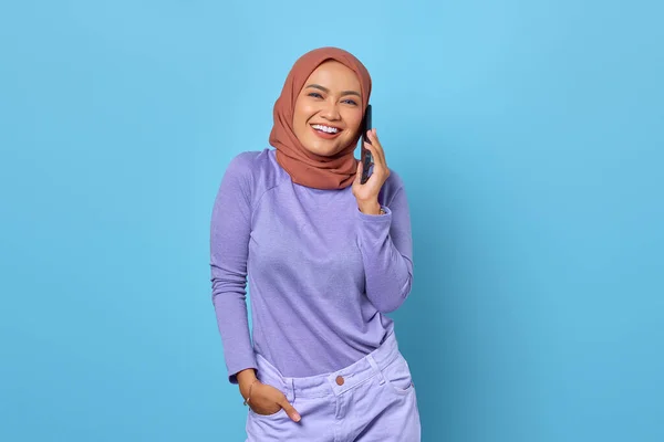 Senyum Wanita Asia Muda Berbicara Telepon Genggam Dengan Pacarnya Terisolasi — Stok Foto