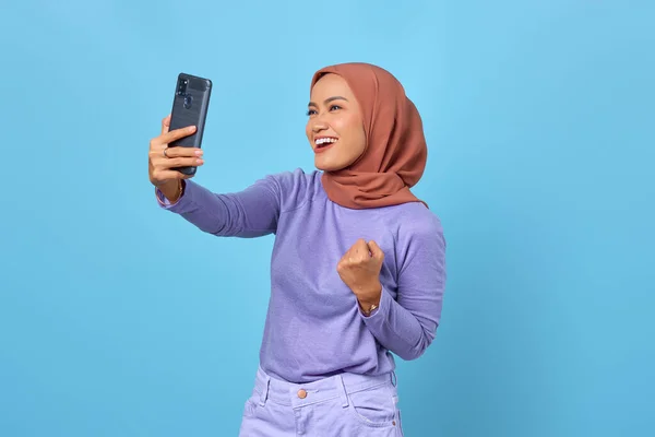 Весела Дівчина Азії Яка Користується Мобільним Телефоном Відзначає Перемогу Синьому — стокове фото