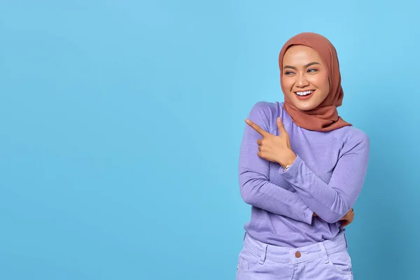 Retrato Sorrindo Jovem Ásia Mulher Apontando Dedo Cópia Espaço Azul — Fotografia de Stock