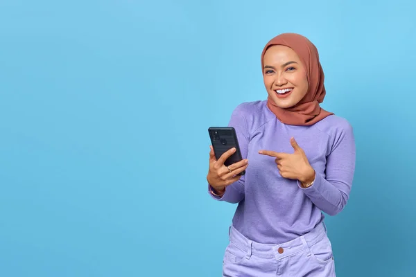 Retrato Sorrir Jovem Mulher Asiática Apontando Dedo Telefone Celular Fundo — Fotografia de Stock