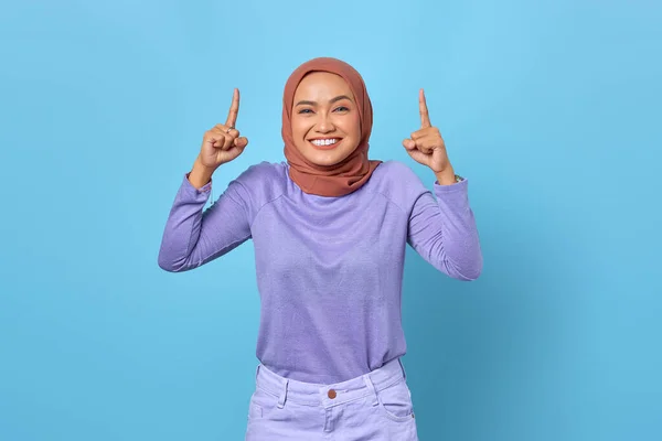 Portrait Smiling Young Asian Woman Pointing Finger Blue Background — Stock Photo, Image