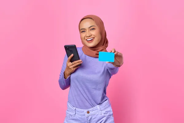Портрет Усмішки Молодої Азіатської Жінки Яка Тримає Мобільний Телефон Показує — стокове фото