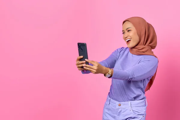 Alegre Jovem Ásia Mulher Tomando Selfie Com Celular Rosa Fundo — Fotografia de Stock