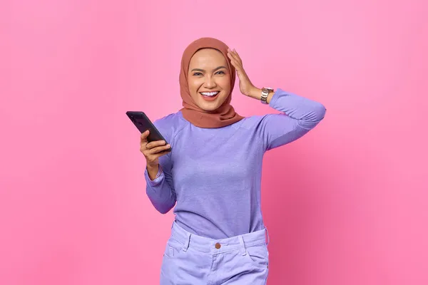 Retrato Una Joven Asiática Sonriente Sosteniendo Teléfono Móvil Sobre Fondo —  Fotos de Stock