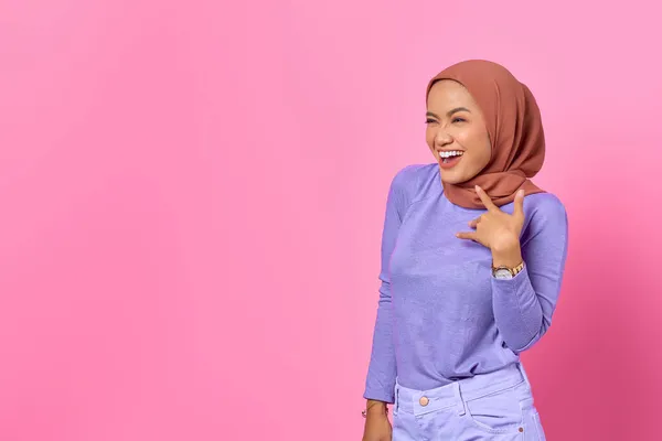 Retrato Alegre Jovem Mulher Asiática Olhando Lado Fundo Rosa — Fotografia de Stock