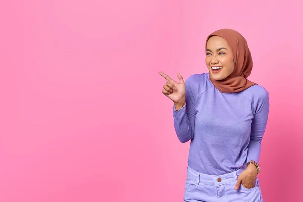 Retrato Una Joven Asiática Sonriente Apuntando Con Dedo Espacio Copia — Foto de Stock