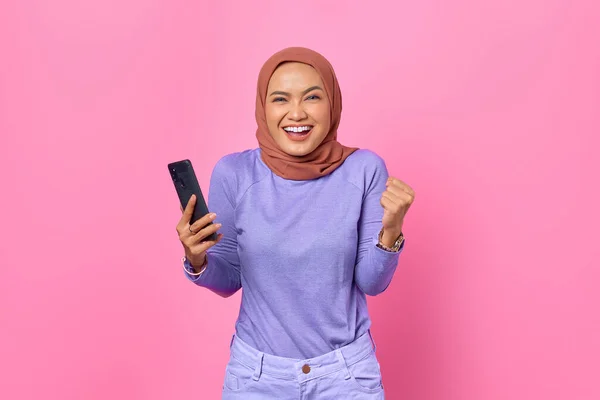 Joven Mujer Asiática Alegre Usando Teléfono Inteligente Celebrando Éxito Fondo —  Fotos de Stock