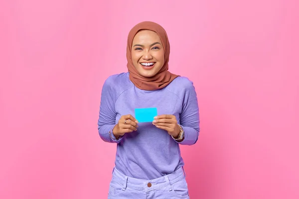 Portret Van Lachende Jonge Aziatische Vrouw Tonen Credit Card Roze — Stockfoto