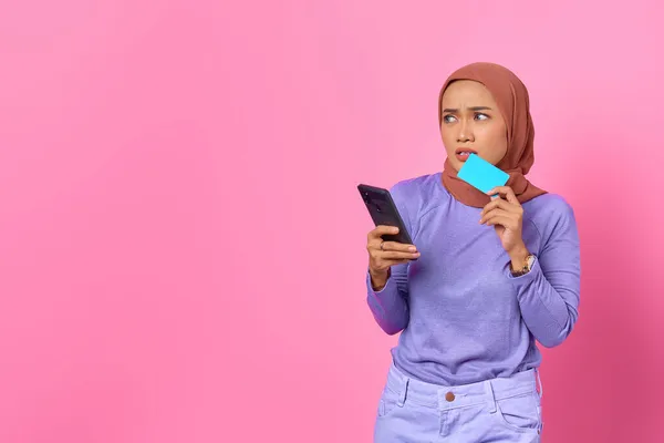 Pensive Aziatische Vrouw Met Mobiele Telefoon Creditcard Terwijl Het Kijken — Stockfoto