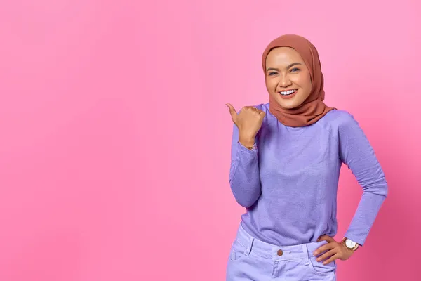 Portrét Usmívající Mladé Asijské Ženy Ukazuje Palec Kopírovat Prostor Růžovém — Stock fotografie