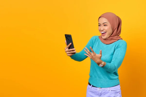 Opgewonden Jonge Aziatische Vrouw Met Behulp Van Smartphone Vieren Succes — Stockfoto