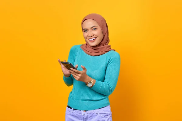 Retrato Una Joven Asiática Sonriente Usando Teléfono Móvil Sobre Fondo —  Fotos de Stock