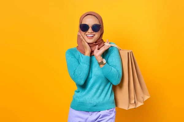 Feliz Joven Mujer Asiática Con Mano Las Mejillas Celebración Bolsas —  Fotos de Stock