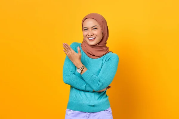 Retrato Una Joven Asiática Sonriente Mostrando Espacio Copia Palma Aislada —  Fotos de Stock