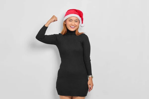 Attraente Giovane Donna Asiatica Cappello Babbo Natale Mostrando Muscoli Con — Foto Stock