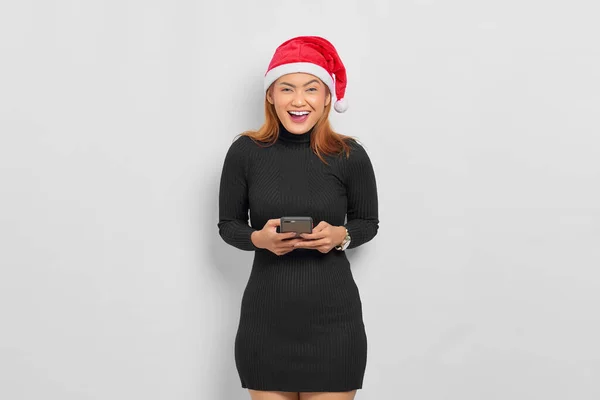 Ritratto Giovane Donna Asiatica Sorridente Cappello Babbo Natale Utilizzando Telefono — Foto Stock