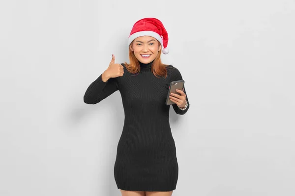 Sorridente Giovane Donna Asiatica Cappello Babbo Natale Possesso Telefono Cellulare — Foto Stock