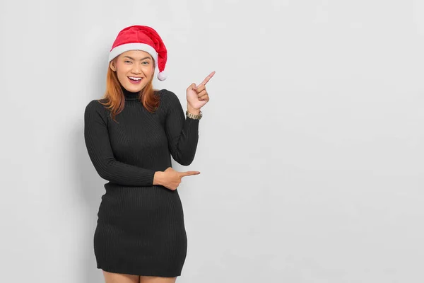 Sorridente Giovane Donna Asiatica Cappello Babbo Natale Indicando Dito Spazio — Foto Stock
