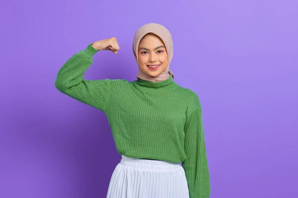 Beautiful Smiling Asian Woman Green Sweater Raises Arms Shows Biceps — Stock Photo, Image