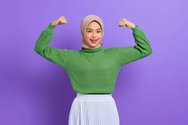 Hermosa Mujer Asiática Sonriente Suéter Verde Levanta Brazos Muestra Bíceps —  Fotos de Stock