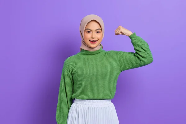 Mulher Asiática Sorridente Bonita Camisola Verde Levanta Braços Mostra Bíceps — Fotografia de Stock