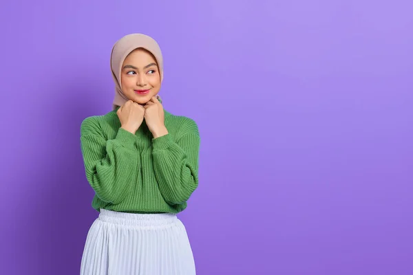 Hermosa Mujer Asiática Sonriente Suéter Verde Mantiene Las Manos Bajo —  Fotos de Stock