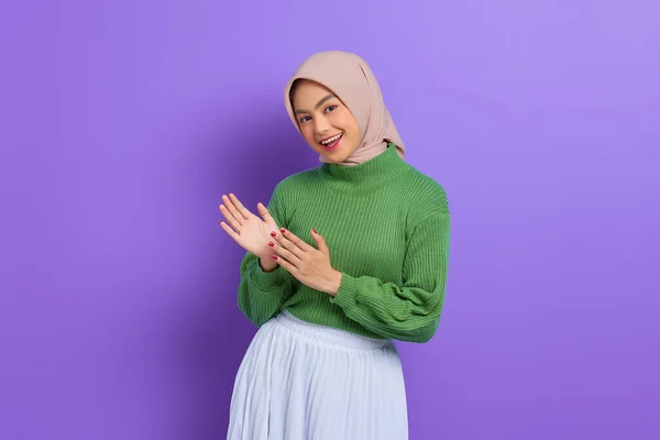 Beautiful Smiling Asian Woman Green Sweater Clapping Hands Looking Camera — Stock Photo, Image