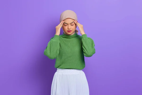 Hermosa Mujer Asiática Estresada Suéter Verde Tocando Sus Sienes Teniendo —  Fotos de Stock
