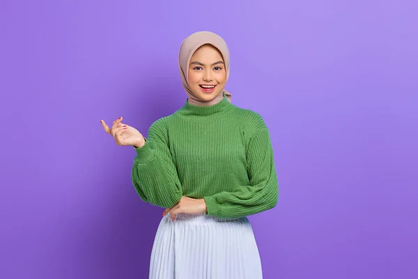Hermosa Mujer Asiática Joven Suéter Verde Sonriendo Feliz Buscando Seguro —  Fotos de Stock