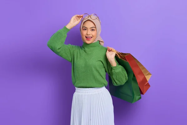 Alegre Hermosa Mujer Asiática Suéter Verde Gafas Sosteniendo Bolsas Aisladas —  Fotos de Stock