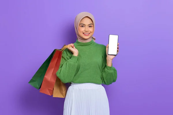 Alegre Hermosa Mujer Asiática Suéter Verde Sosteniendo Bolsas Compras Mostrando —  Fotos de Stock