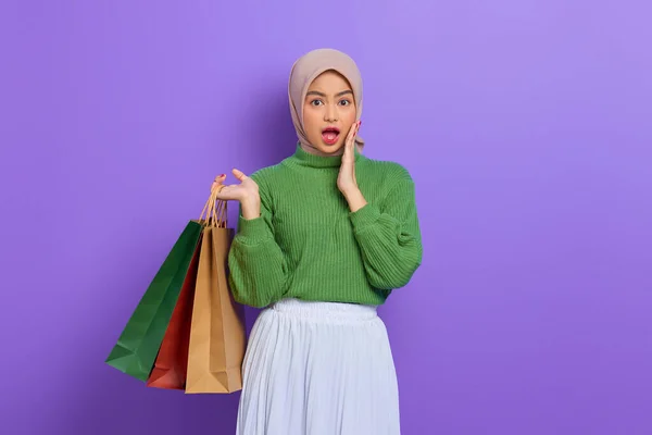 Impresionada Hermosa Mujer Asiática Suéter Verde Sosteniendo Bolsas Compras Con —  Fotos de Stock