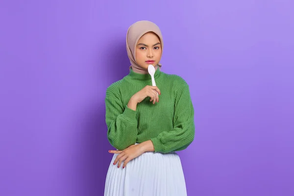 Hambrienta Hermosa Asiática Mujer Verde Suéter Sosteniendo Una Cuchara Boca —  Fotos de Stock