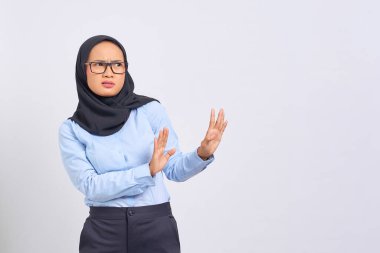 El ele tutuşan Asyalı genç bir kadının portresi, beyaz arka planda izole edilmiş reddedilmeyi gösteriyor.