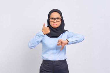 Güzel Asyalı genç bir kadının portresi. Beyaz arka planda iyi ve kötü kararlar veriyor.